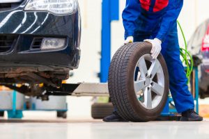 foto di gomma per auto che sta per essere installata