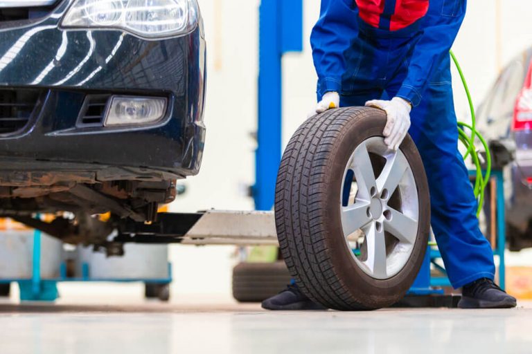 foto di gomma per auto che sta per essere installata